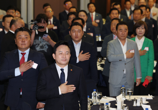 원희룡 국토교통부 장관 등 참석자들이 24일 오전 서울 영등포구 공군호텔에서 열린 '새로운 미래를 준비하는 모임(새미준)' 조찬 정기세미나에서 국기에 대한 경례를 하고 있다.<연합뉴스>